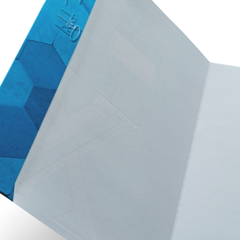 Blauer Ordner mit hexagonalem Muster auf der Vorderseite, innen leer und unbeschriftet.