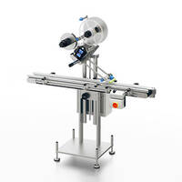 Labeling machine with conveyor belt and two rolls for labels, equipped with a control panel for operation.