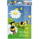 Ein buntes Stickeralbum mit zwei Bienen, einer großen Blume und Sternen auf einem hellblauen Hintergrund.