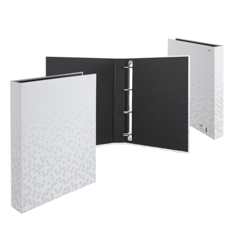 Ein offener Ordner mit drei Ringen und schwarzem Innenleben, umgeben von zwei geschlossenen Ordnern mit einem geometrischen Design.