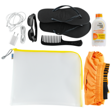 Ein weißer Beutel mit gelbem Reißverschluss, darin Flip-Flops, Sonnencreme, Kopfhörer, Sonnenbrille, Ladegerät, Kamm und Shorts.