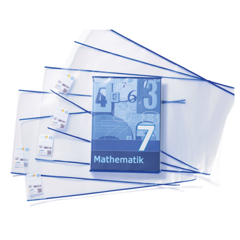 Ein Mathematikbuch mit der Aufschrift „Mathematik 7“ und mehreren durchsichtigen Hüllen in verschiedenen Größen.