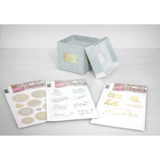 Dekorative Aufbewahrungsbox mit einem Deckel, umgeben von drei Packungen mit Aufklebern in verschiedenen Designs und Schriftzügen.