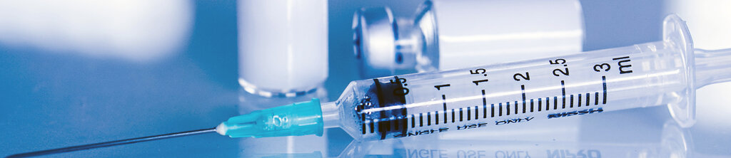 The translation of "Spritze" from German to English is "syringe.
