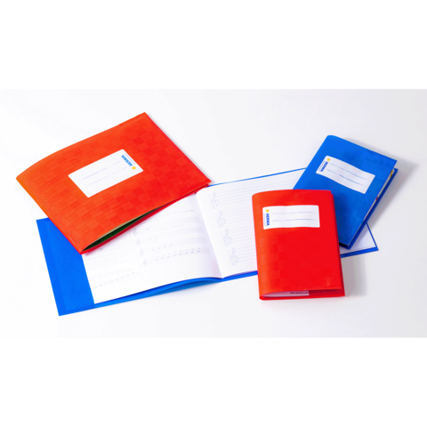 Bunte Ordner in Rot und Blau sowie ein offenes Notizbuch mit beschriftbaren Etiketten auf den Vorderseiten.