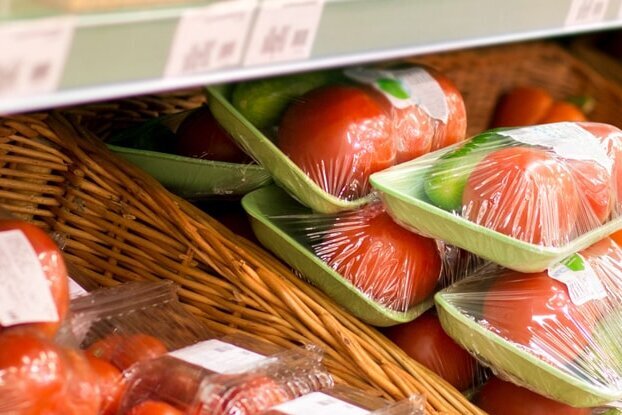 Fruit shelf in grocery retail, product labeling on fruit and vegetable packaging with HERMA labels, landscape format.
