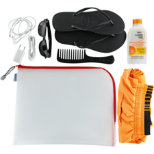 Badezubehörset mit Flip-Flops, Sonnenbrille, Kopfhörern, Sonnencreme, Kamm, Ladegerät und Badeshorts in einer weißen Tasche.