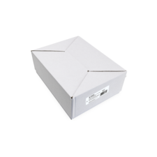 Weiße, quadratische Verpackung mit abgerundeten Ecken und einem Etikett auf der Seite.