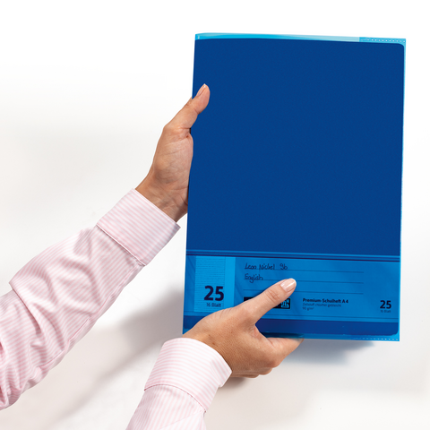 Eine Person hält einen blauen Ordner mit einer blauen Beschriftung und der Zahl 25 in der Hand.