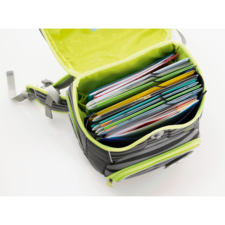 Schulranzen mit geöffnetem Deckel, gefüllt mit bunten Mappen und Heften in verschiedenen Farben.