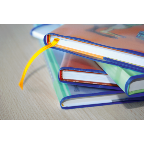 Drei Bücher mit bunten Einbänden liegen übereinander, wobei ein gelbes Lesezeichen aus dem oberen Buch herausragt.