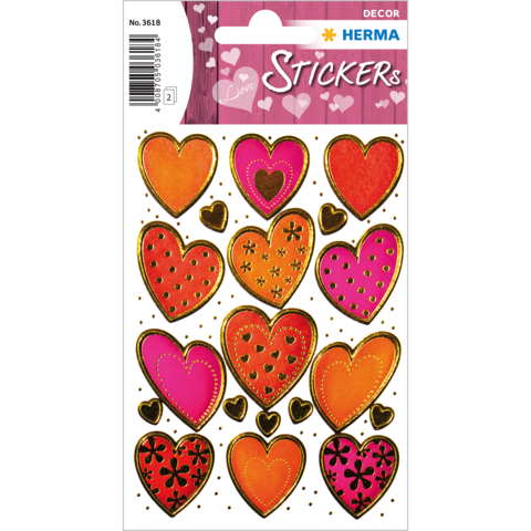 Bunte Herzaufkleber in verschiedenen Größen und Designs, einschließlich gestickter Details und Mustern, auf einem weißen Hintergrund.