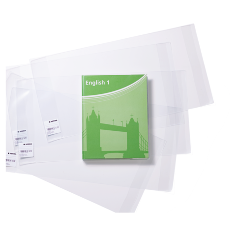 Ein grünes Buch mit dem Titel "English 1" liegt auf transparenten Hüllen. Im Hintergrund sind mehrere klare Folien sichtbar.