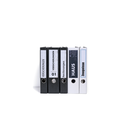 Fünf Aktenordner in verschiedenen Farben, beschriftet mit "VERSICHERUNGEN", "Rechnungen", "HAUS" und "Zeugnisse".