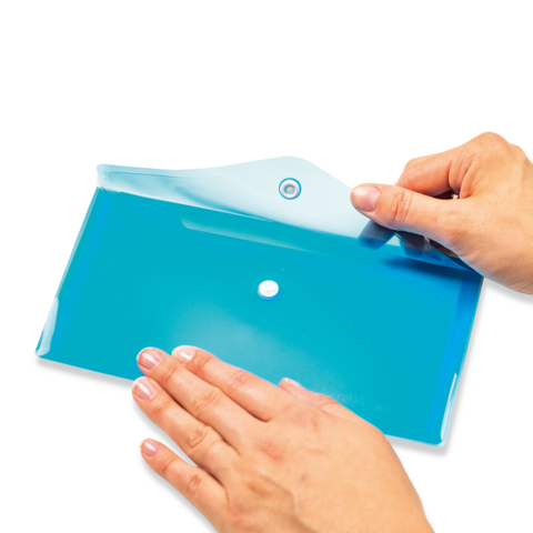 Eine Hand hält eine transparente, blaue Mappe, während die andere Hand den Deckel öffnet.