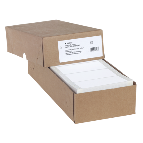 Braune Kartonbox mit einem offenen Deckel, gefüllt mit weißen Etiketten. Auf der Seite ist ein Etikett mit Produktinformationen sichtbar.