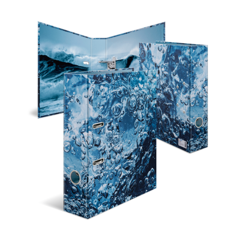 Ein dreidimensionales Objekt mit Wasser- und Wellenmotiven, das aus mehreren Paneelen besteht und eine dynamische Wasseroberfläche darstellt.