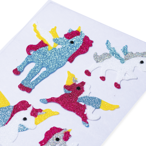 Glitzernde Einhörner in verschiedenen Farben und Posen auf einem weißen Hintergrund.