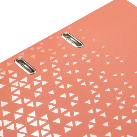 Rosa Oberfläche mit silbernen, geometrischen Mustern aus Dreiecken und zwei Metallösen.