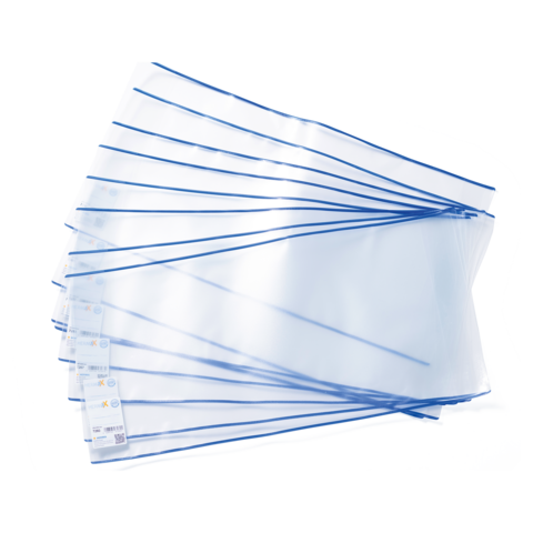 Mehrere transparente Dokumententaschen mit blauen Rändern, gestapelt auf einer Oberfläche.