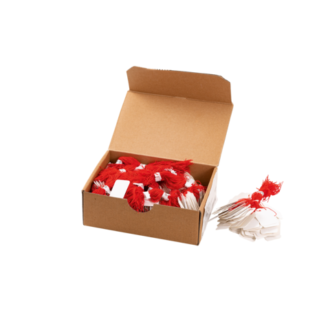 Eine geöffnete Kartonbox mit roten und weißen Fäden sowie Etiketten, die zum Beschriften oder Dekorieren verwendet werden können.