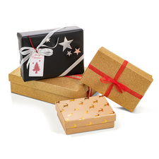 Geschenkpäckchen in verschiedenen Farben und Größen, verziert mit Schleifen und Etiketten, stehen auf einem weißen Hintergrund.