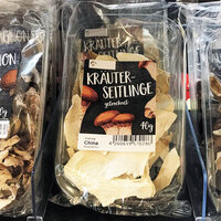 Order digitally printed roll labels online: Packaging with dried mushrooms (button mushrooms, king oyster mushrooms, and oyster mushrooms), featuring digitally printed labels.
