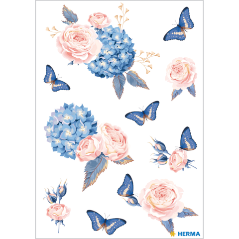 Bunte Blumenarrangements mit rosa Rosen und blauen Hortensien, umgeben von Schmetterlingen auf weißem Hintergrund.