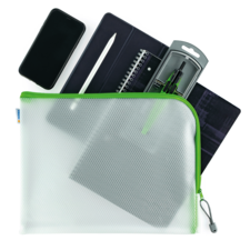 Ein transparenter, grüner Reißverschlussbeutel mit einem Smartphone, einem Notizblock, einem Stift und einem Schreibgerät.