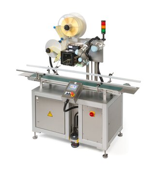 Labeling machine with conveyor belt, equipped with a printer and a control unit, designed for use in the packaging industry.