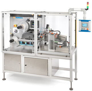 Automatic labeling machine with a transparent housing, control unit, and various components for labeling products.