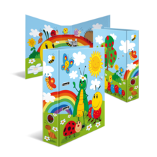 Bunte Ordner mit Tiermotiven, darunter Käfer, Schmetterlinge und eine Raupe, umgeben von einer fröhlichen Landschaft mit Sonne und Regenbogen.