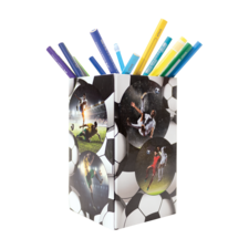 Ein Stiftehalter mit Fußballmotiven, gefüllt mit bunten Stiften in verschiedenen Farben.