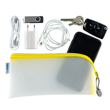 Ein gelber Reißverschlussbeutel enthält ein Smartphone, Kopfhörer, ein Ladegerät, ein USB-Stick und Schlüssel.