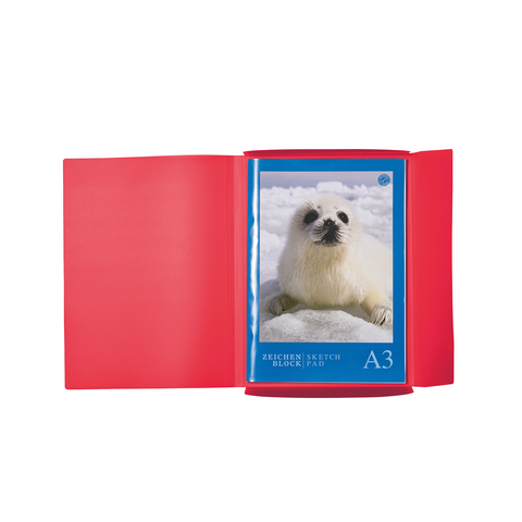 Ein rotes Skizzenbuch mit einem Cover, das eine niedliche Robbe zeigt, die auf Schnee liegt. Das Format ist A3.