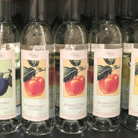Order roll labels in digital printing online: Snap labels on bottles on the shelf, Detail 1