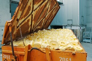 HERMA InNo-Liner: Containers with carrier paper waste, reduce waste with the HERMA InNo-Liner system.