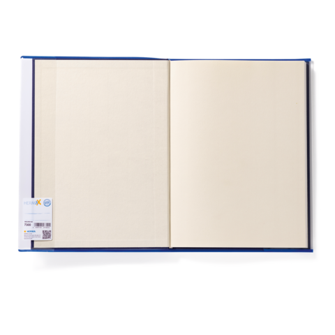 Ein aufgeschlagenes Notizbuch mit leeren Seiten und einem Etikett auf der linken Seite.