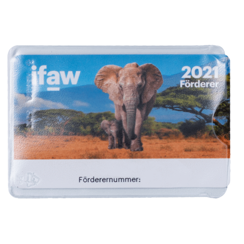 Mitgliedskarte für den IFAW 2021, zeigt einen Elefanten mit einem Kalb in einer savannenartigen Landschaft.