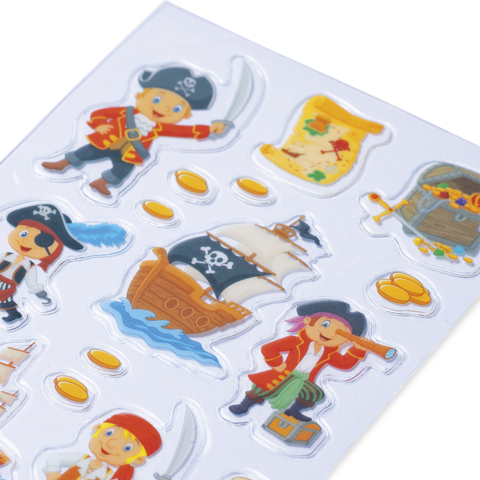Piratenaufkleber mit verschiedenen Motiven, darunter Piraten, ein Schiff, eine Schatztruhe und Goldmünzen.