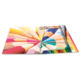 Ein aufgeschlagenes Notizbuch mit bunten Buntstiften, die strahlenförmig angeordnet sind, und weiteren Stiften in verschiedenen Farben.