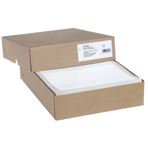 Braune Kartonbox mit einem weißen Inhalt, der teilweise sichtbar ist. Auf der Box befindet sich ein Etikett mit Produktinformationen.