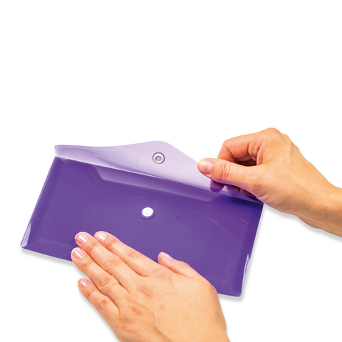 Eine Hand hält eine lila Mappe, während die andere Hand die Klappe öffnet.