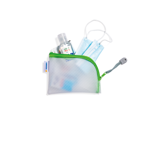 Ein durchsichtiger Beutel mit Desinfektionsmittel, zwei medizinischen Masken und einem Ohrhörer.