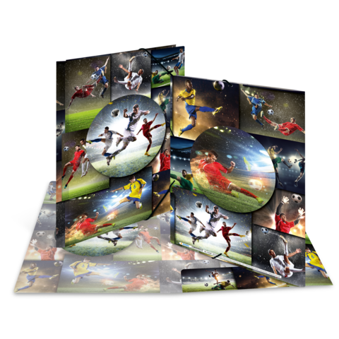 Mehrere Fußballspieler in Aktion, die Tore schießen und den Ball spielen, dargestellt in einem kreativen, collageartigen Layout.