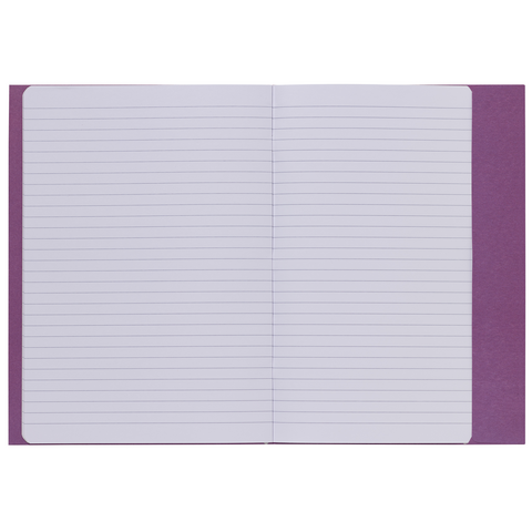 Offenes Notizbuch mit liniertem Papier und lila Einband. Die Seiten sind leer und bereit zum Beschreiben oder Notieren.