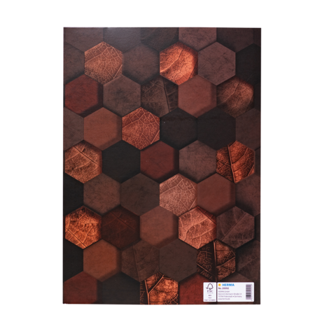 Sechseckige Fliesen in verschiedenen Brauntönen, einige mit Blattmustern, auf dunklem Hintergrund angeordnet.