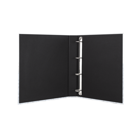 Ein offenes Ringbuch mit schwarzem Innenleben und drei Ringen zur Befestigung von Blättern.