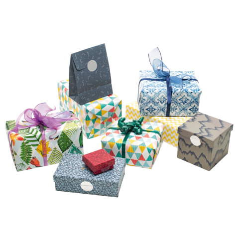 Bunte Geschenkpäckchen in verschiedenen Größen und Designs, einige mit Schleifen und Etiketten, angeordnet auf einer Oberfläche.