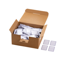 Eine offene Pappschachtel voller leerer Karten, daneben vier gestapelte Karten mit Linien.